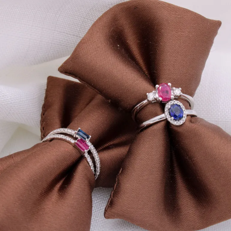 Anillo Aura Rubí Diamantes Oro Blanco 18K