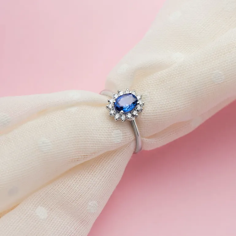 Anillo Rosetón Zafiro Diamantes Oro Blanco 18K