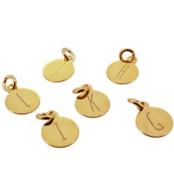 Charm Medal Letter Plata Dorada