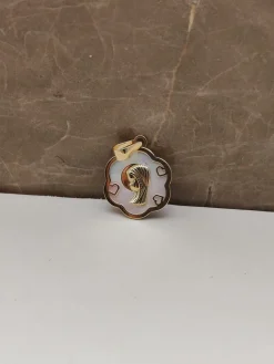 Medalla Virgen Niña Corazón Nacar 18K