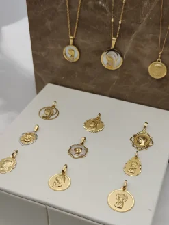 Medalla Virgen Niña Nube 18k